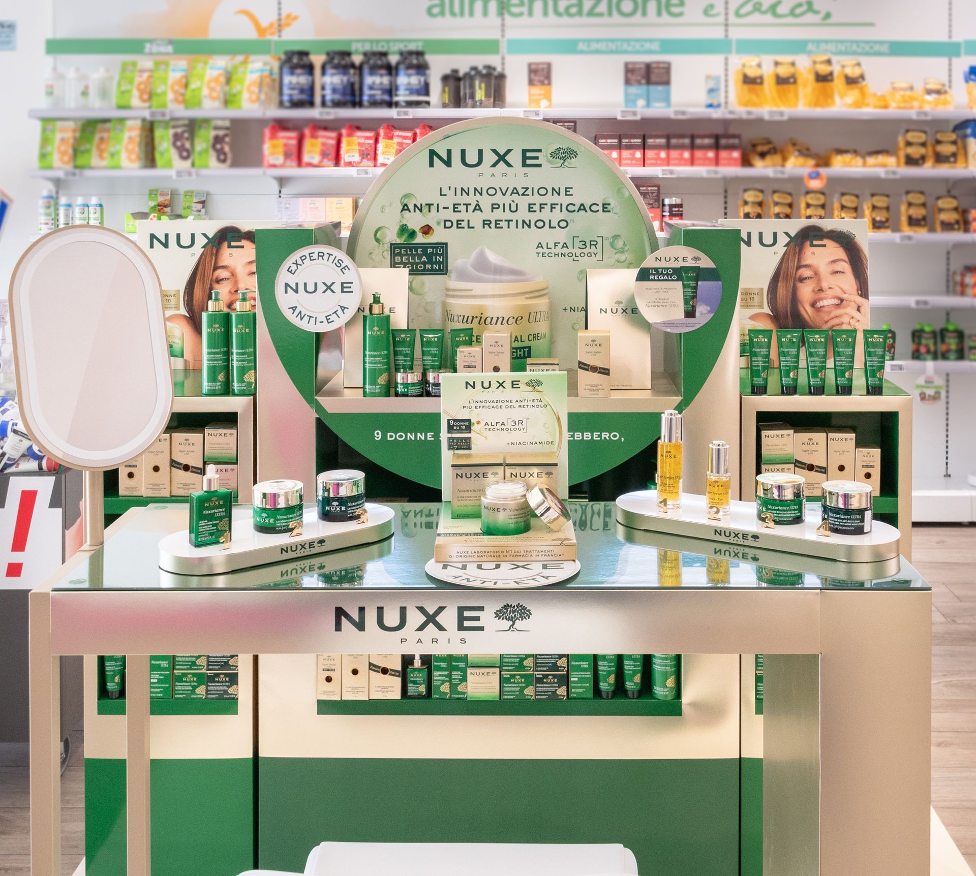 Un'esposizione di prodotti nuxe in un negozio