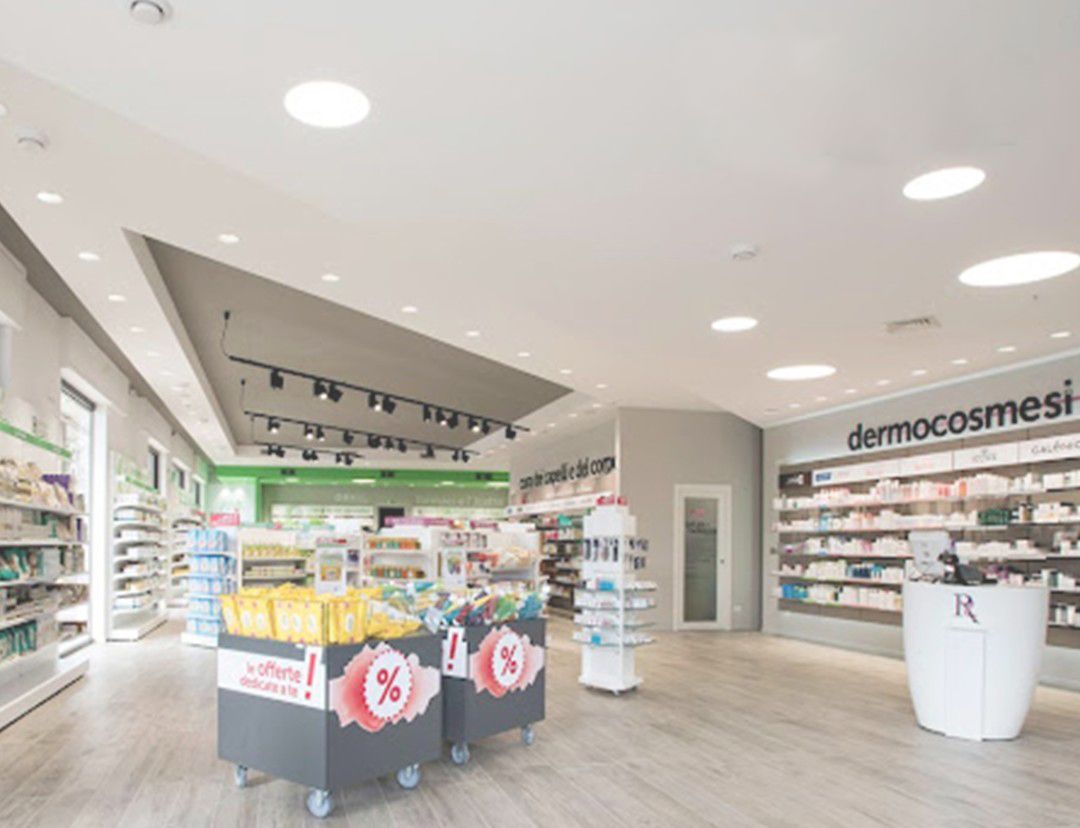 L'interno di una farmacia con molti scaffali ed espositori.