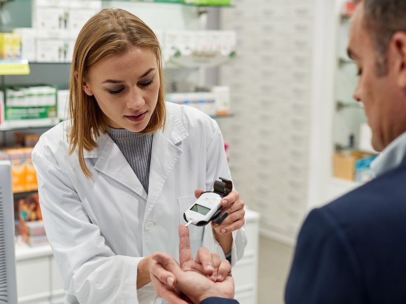 donna che misura glicemia