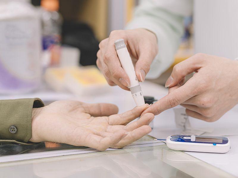 Una persona viene sottoposta a un test per il diabete da parte di un medico.