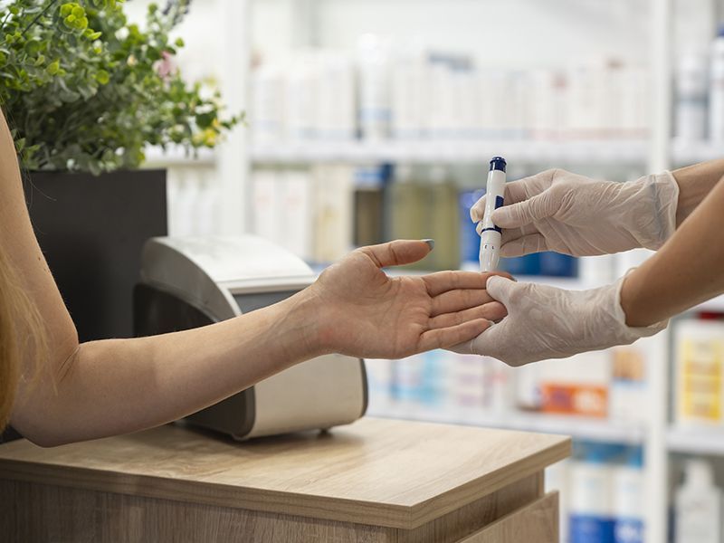 infermiera misura glicemia