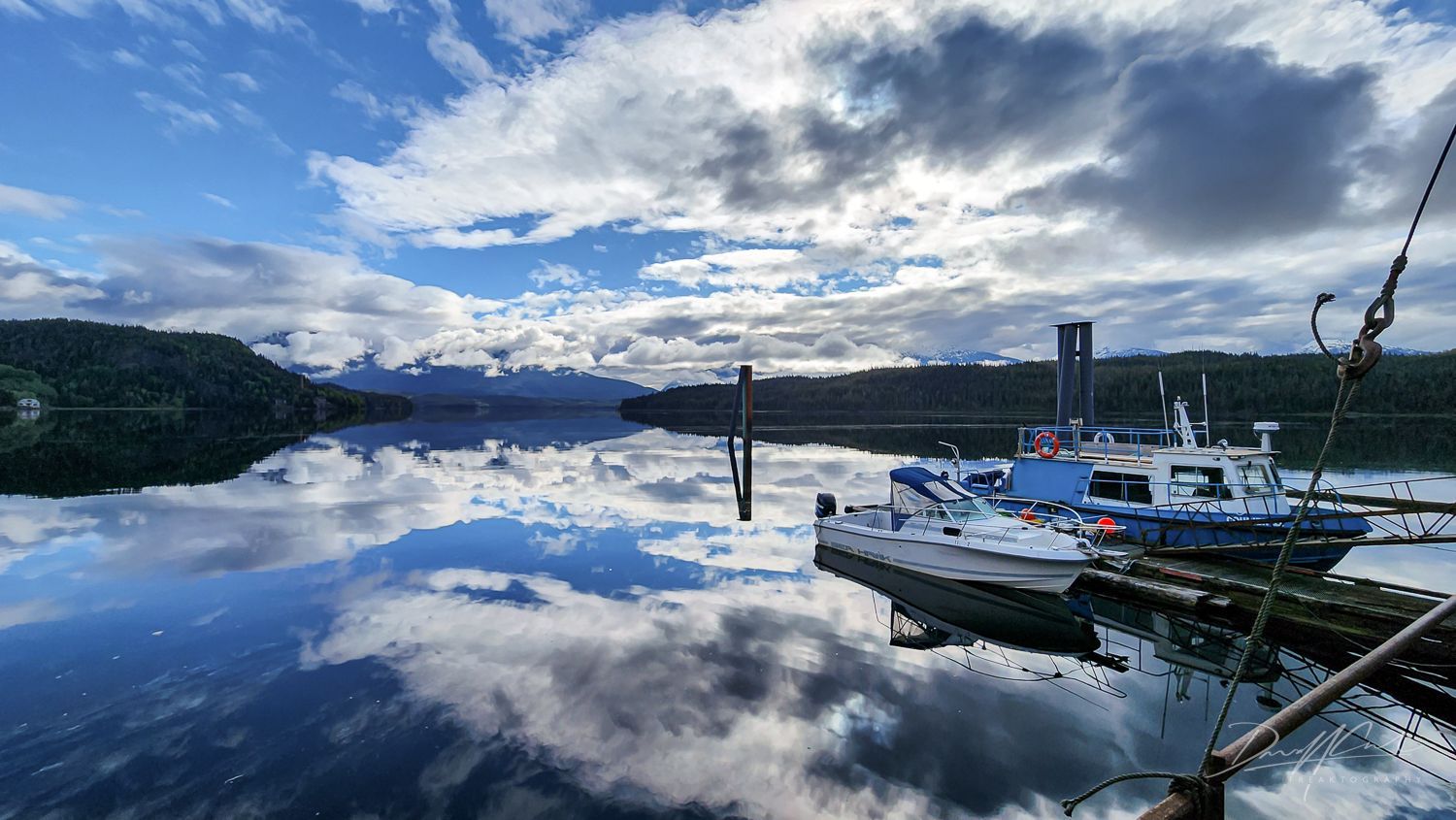 A boat is docked at a dock in the middle of a lake.