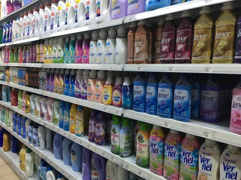 scaffale detersivi per i pavimenti