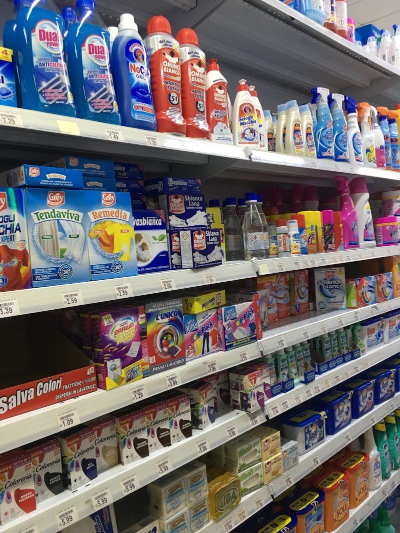 scaffale detersivi