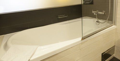 semi-frameless bath