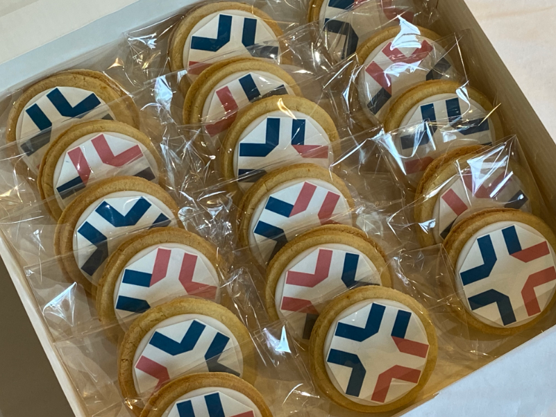 A box of cookies with the letters jl on them