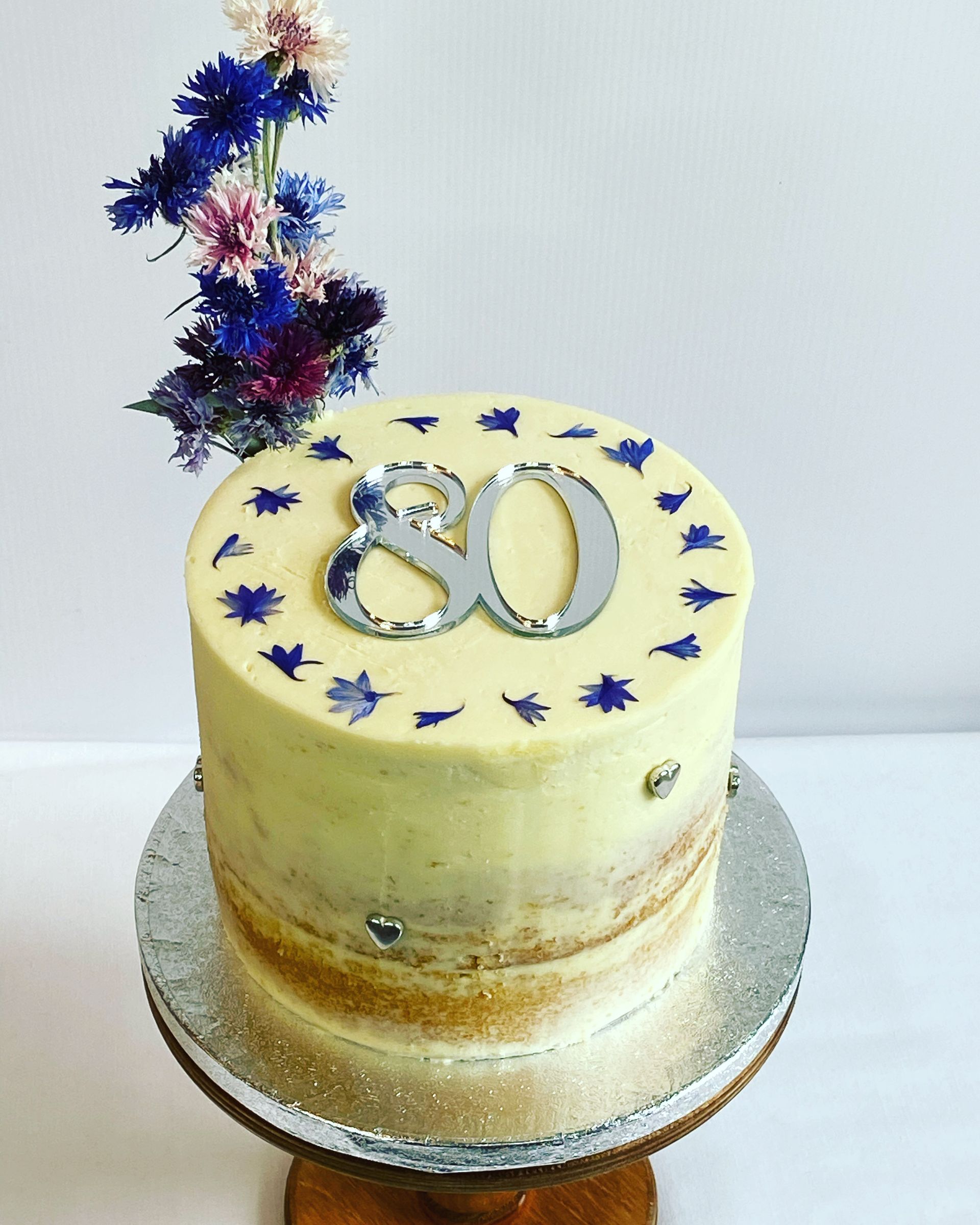 A cake with the number 80 on it