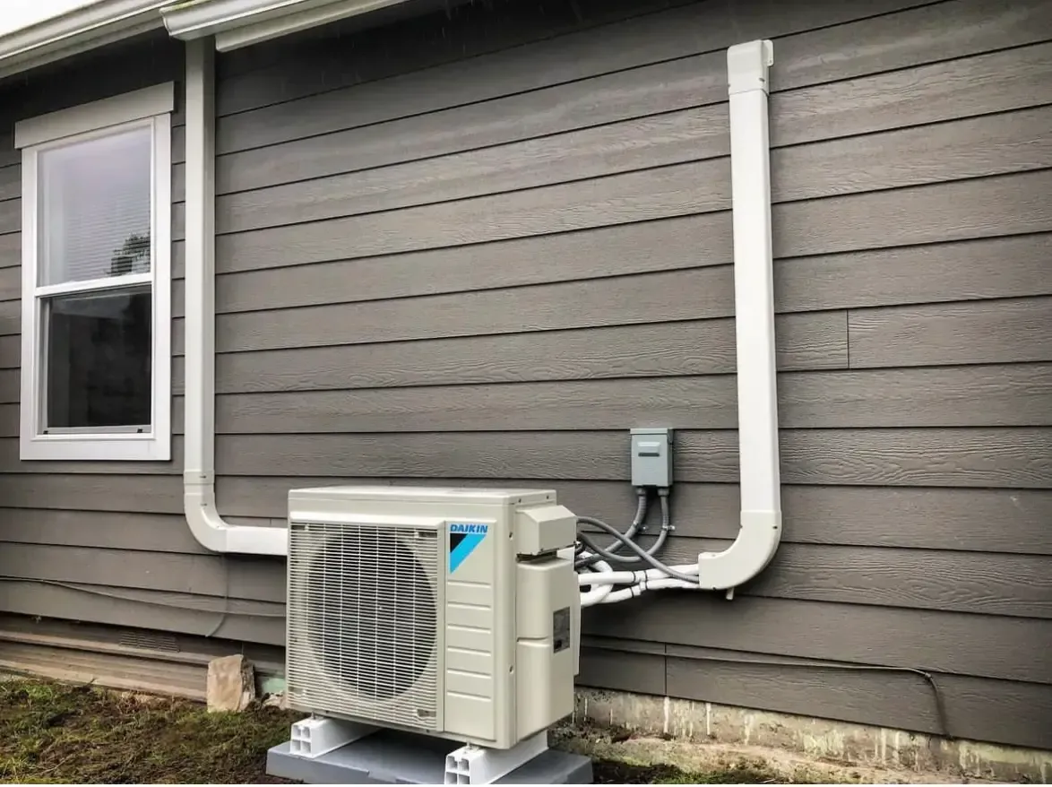 HVAC technician providing air conditioning replacement services