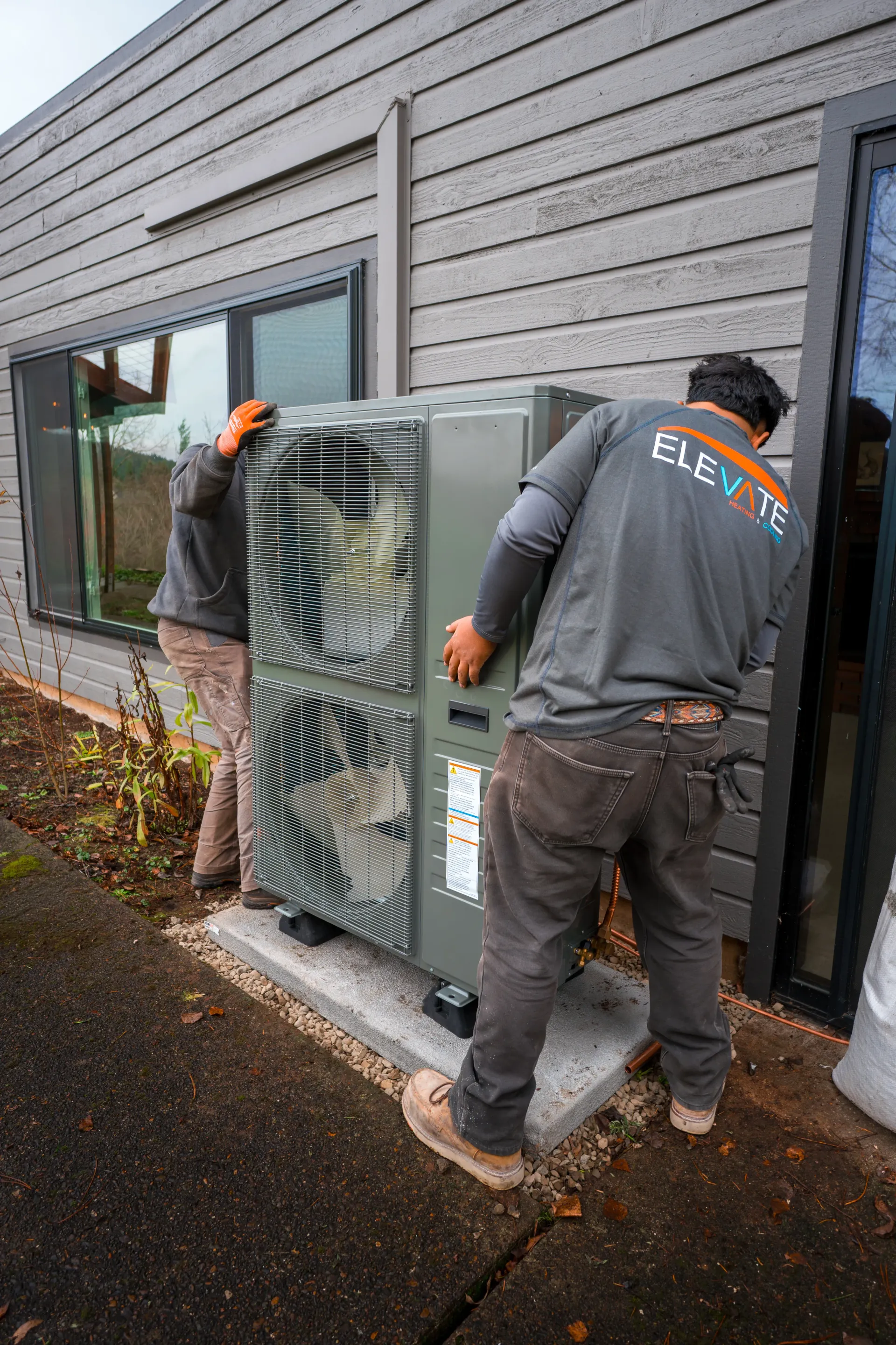 HVAC technician providing air conditioning replacement services