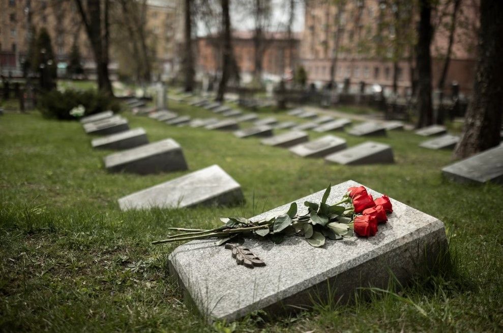 Deciding the Setting Indoor or Outdoor Funeral Services for a