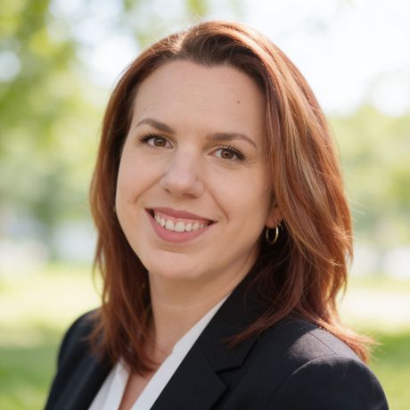 headshot of melanie Jayjack with a bright outdoor background