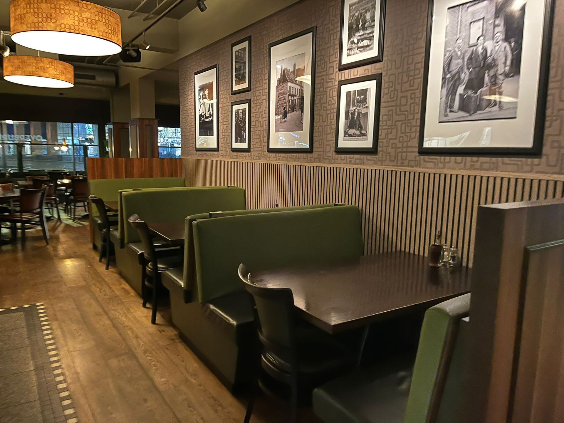 Bekijk alle foto's van het interieur styling project bij restaurant De Overburen Amersfoort door  Studio Knoez