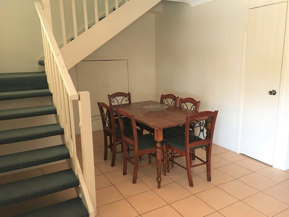 3 bedroom apartment dining area