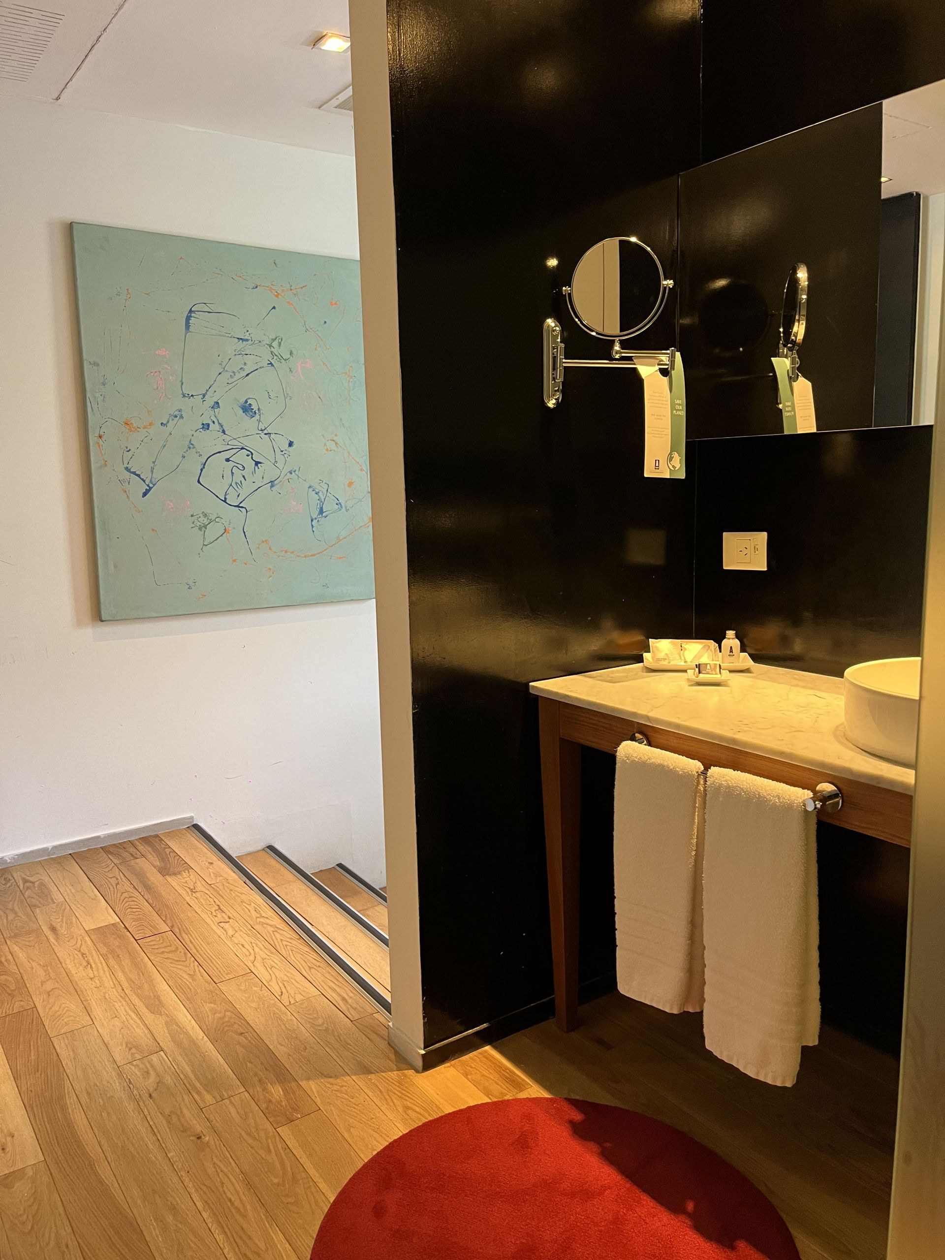 Un patio con mesa y sillas frente a un edificio.