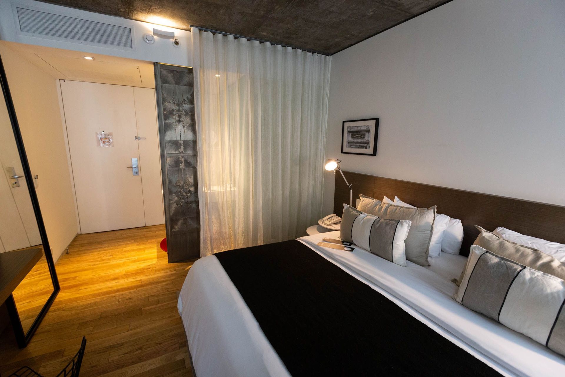 Una habitación de hotel con una cama grande y una silla