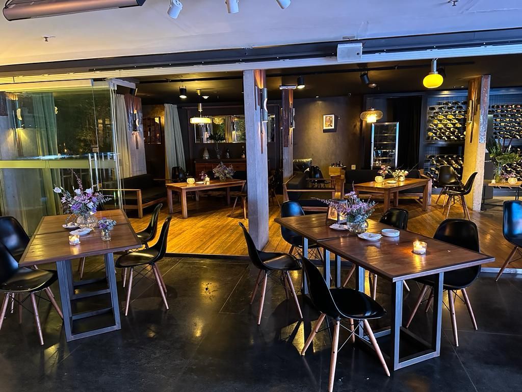 Hay muchas mesas y sillas en el restaurante.