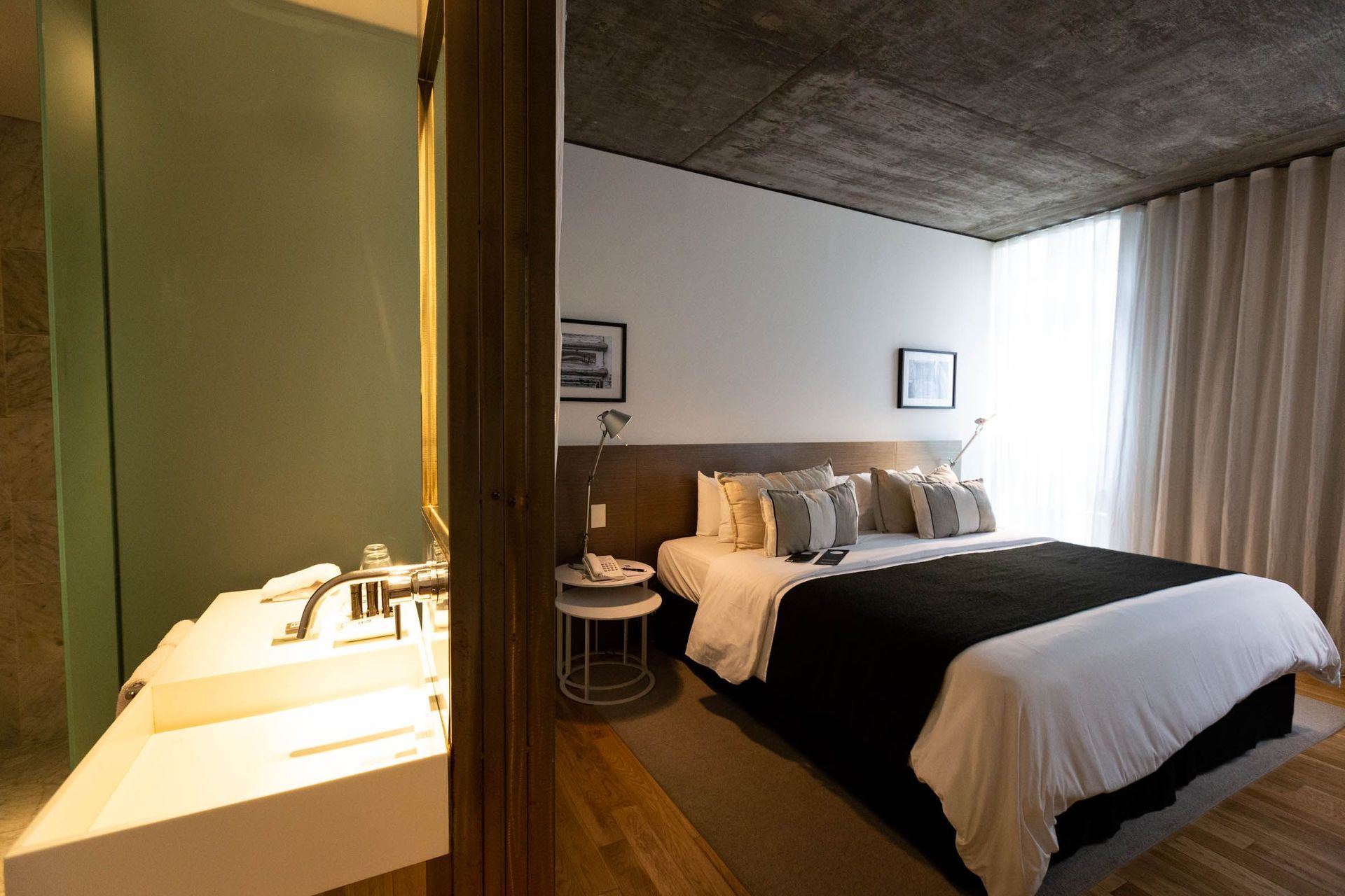 Una habitación de hotel con una cama grande y una silla