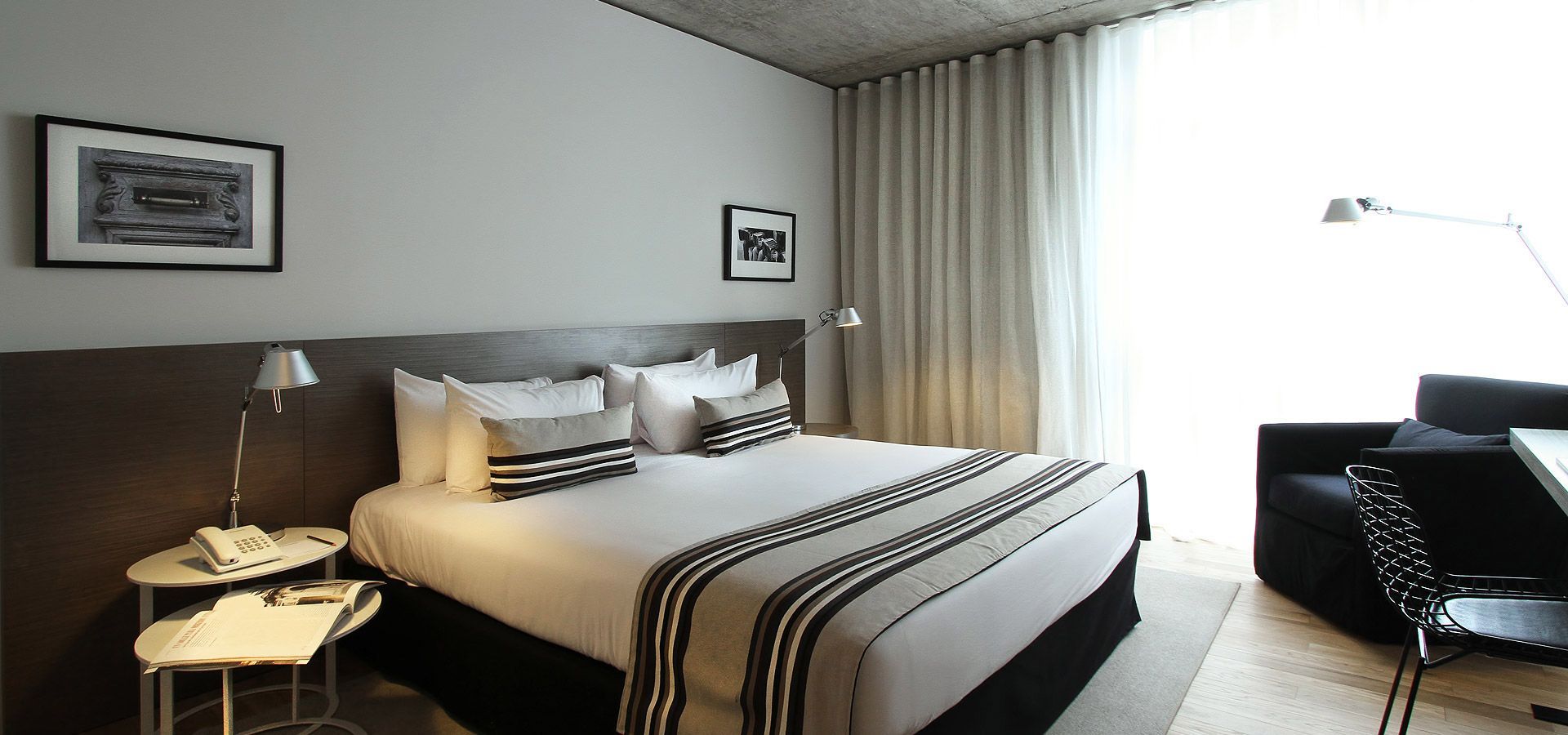 Una habitación de hotel con una cama king size y un gran espejo.