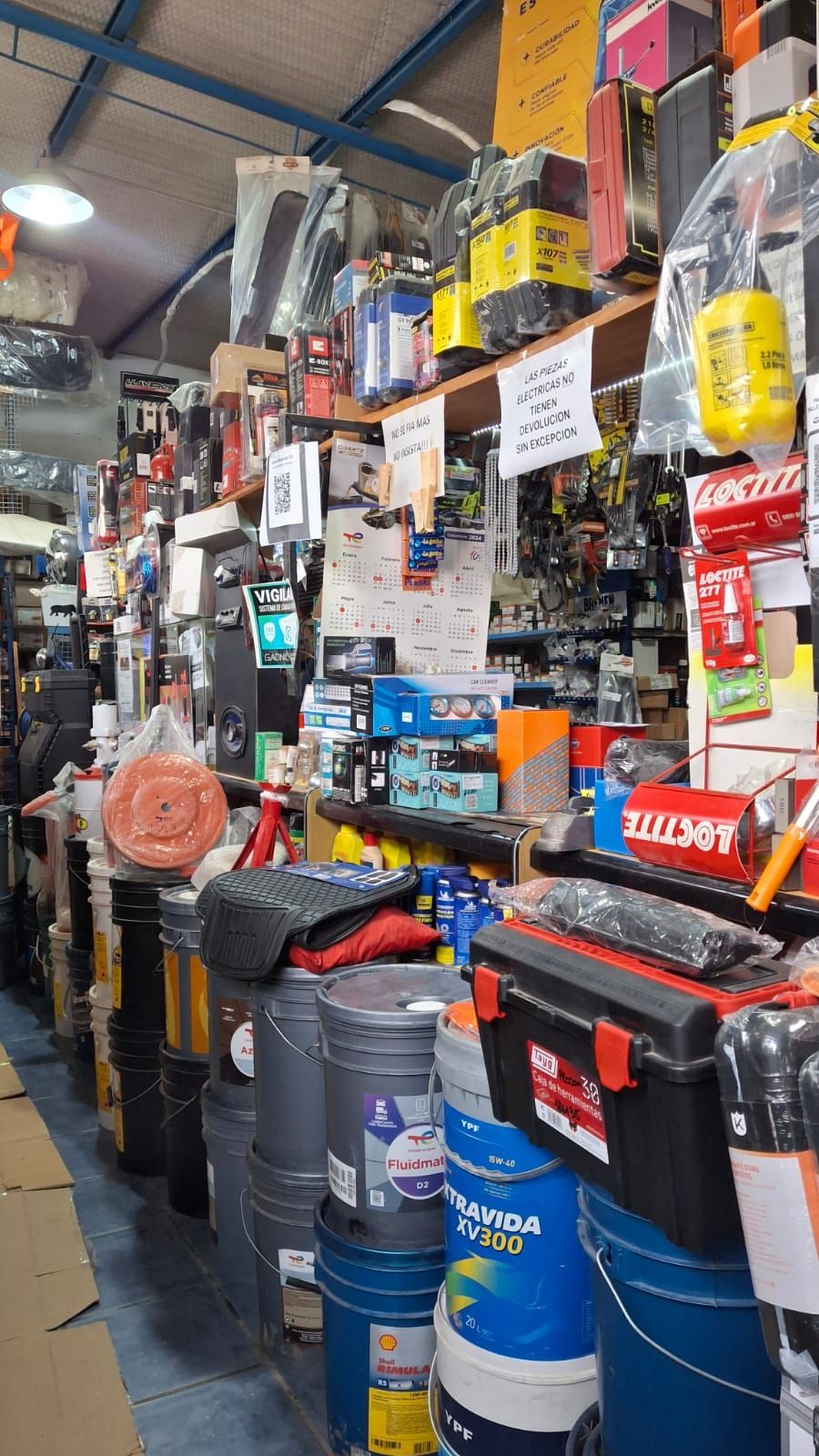 Una tienda de repuestos para autos desordenada.