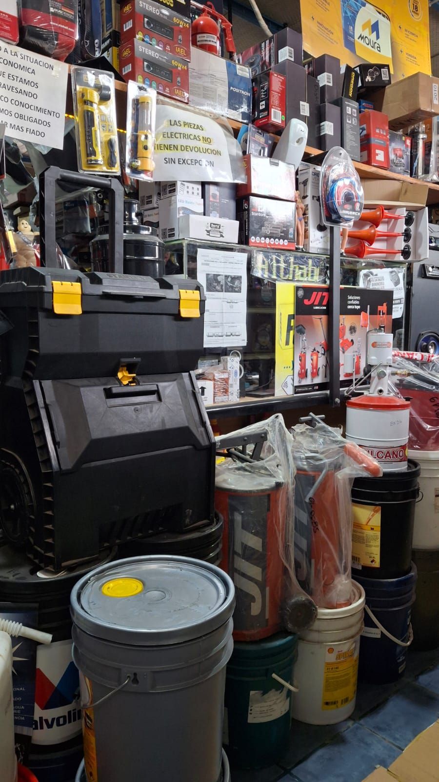 Una pila de tubos de metal apilados uno encima del otro en un almacén.