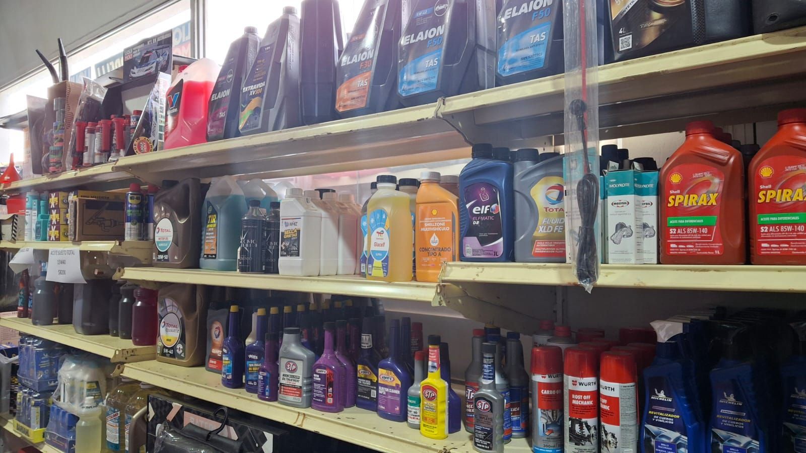 Un montón de llaves inglesas colgadas en una pared con un cartel que dice Bremen.