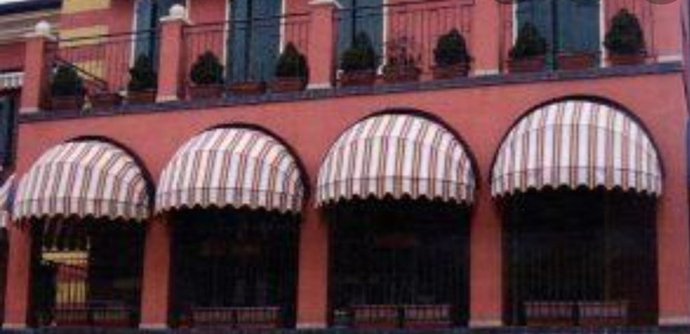 tenda a cappottina a righe bianche e rosse