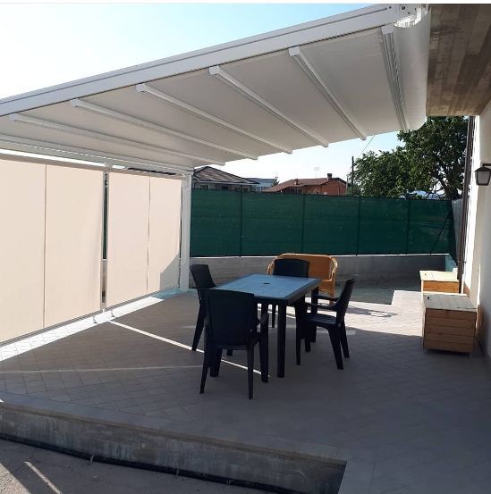 pergola su spazio esterno