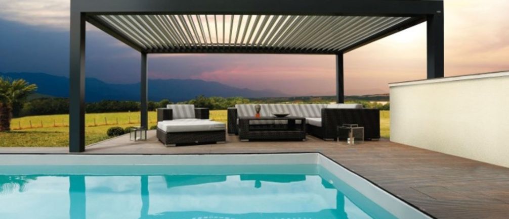 piscia con tettoia progettata su misura