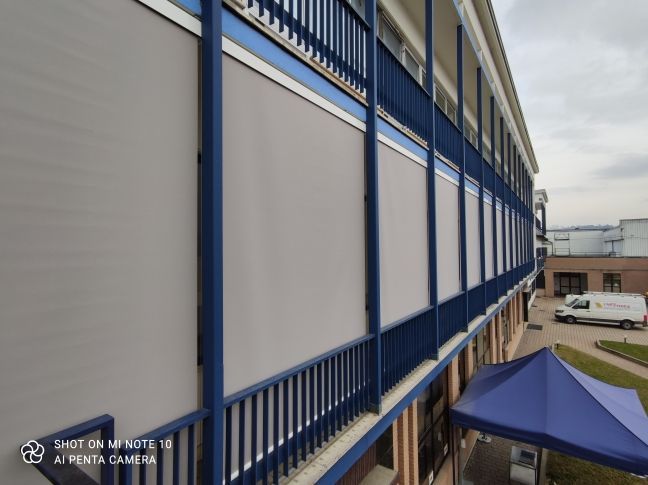 prospetto edificio aziendale con tende esterne