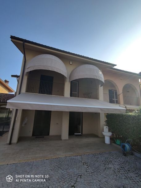 casa con tende a cappottina