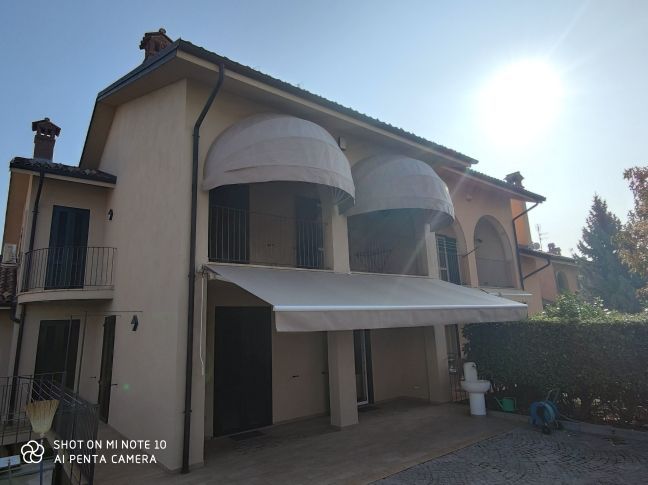 prospetto esterno palazzina con tende a caduta