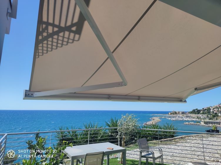 terrazzo con tenda da sole con braccio estensibile