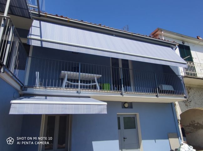 balcone con tenda da sole