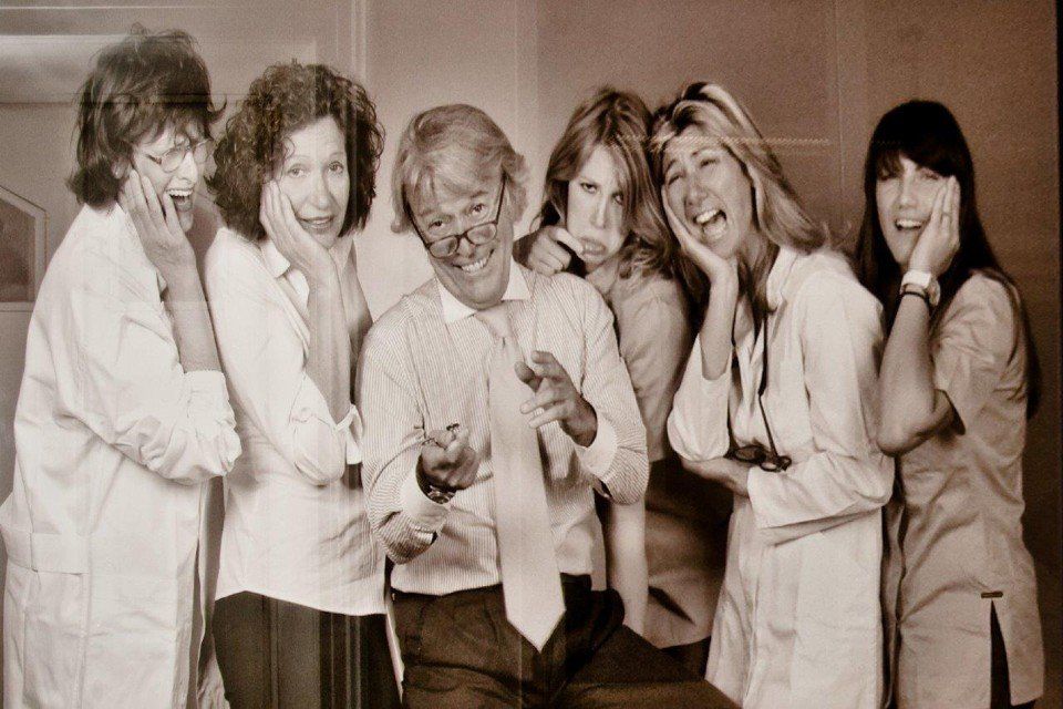 Foto in bianco e nero di un gruppo di persone