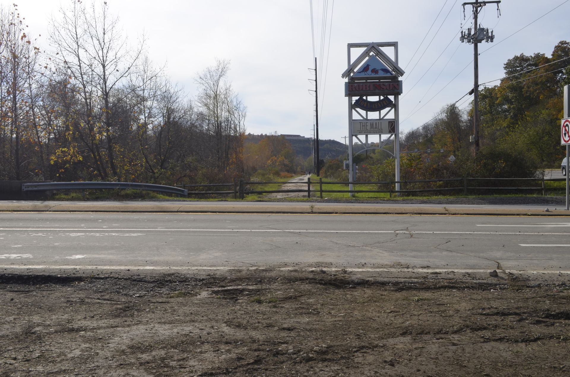 A large sign on the side of a road says aldi