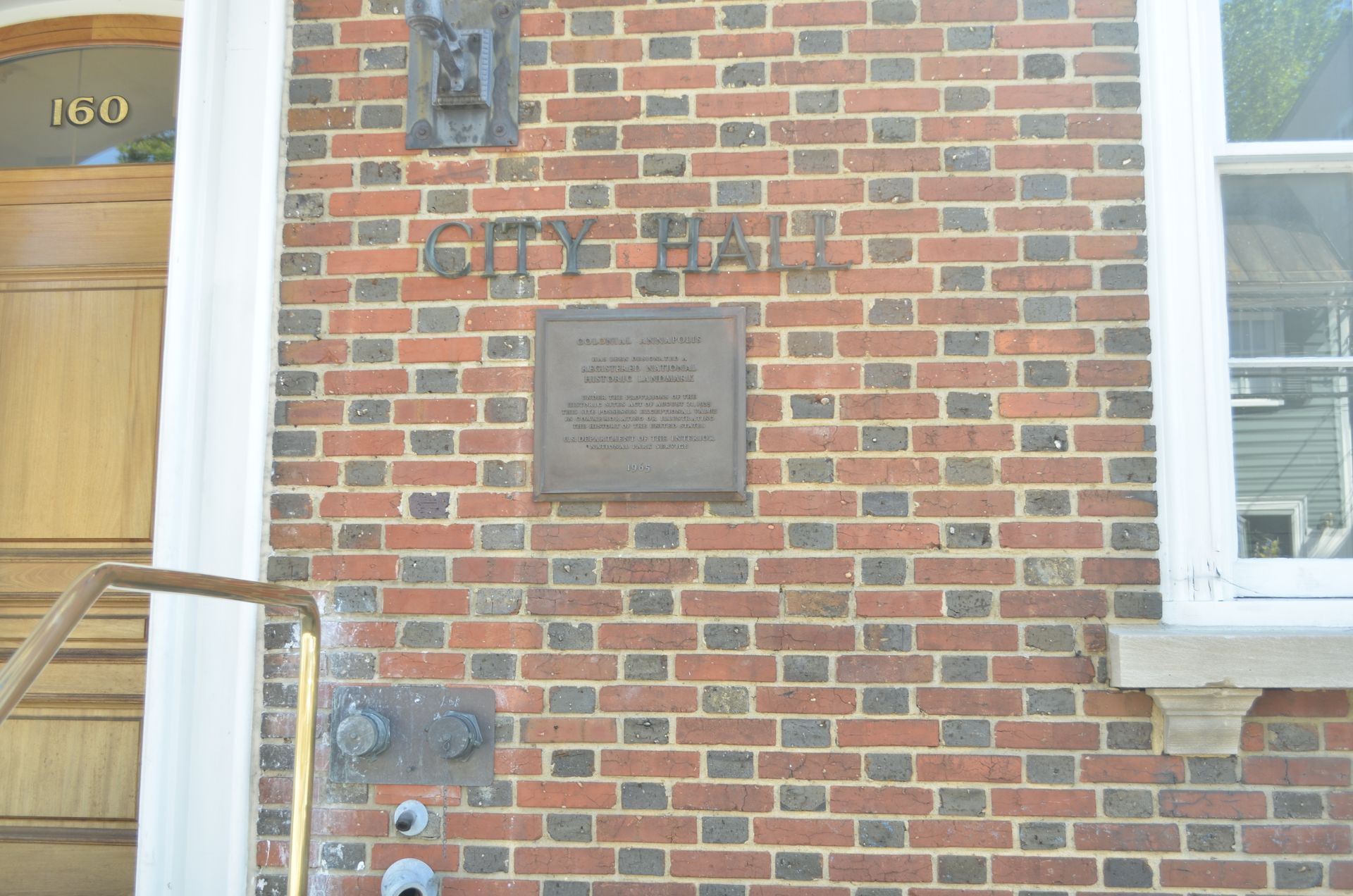 A brick building with a sign that says city hall
