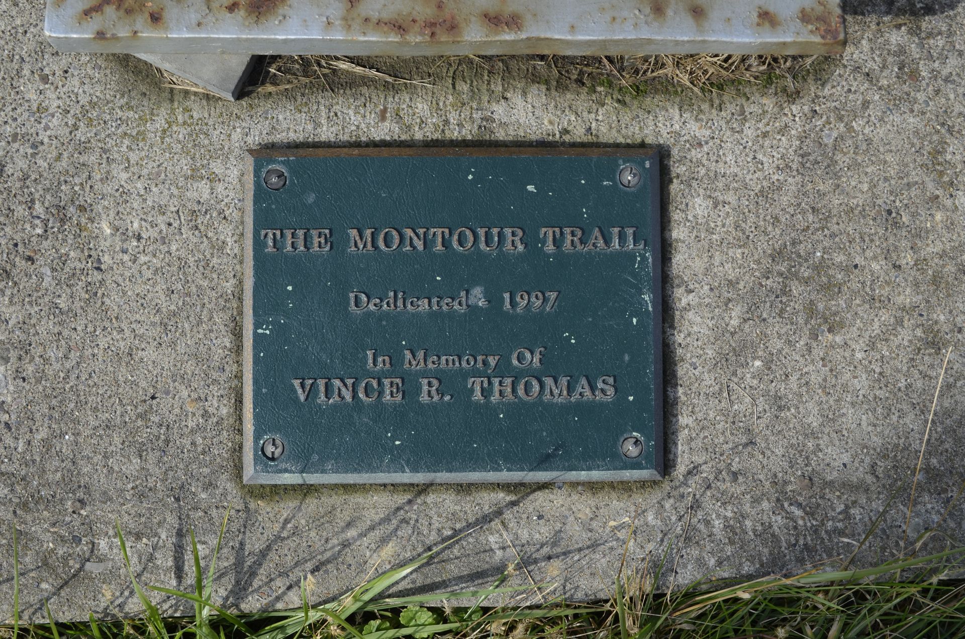 A plaque that says the montour trail on it