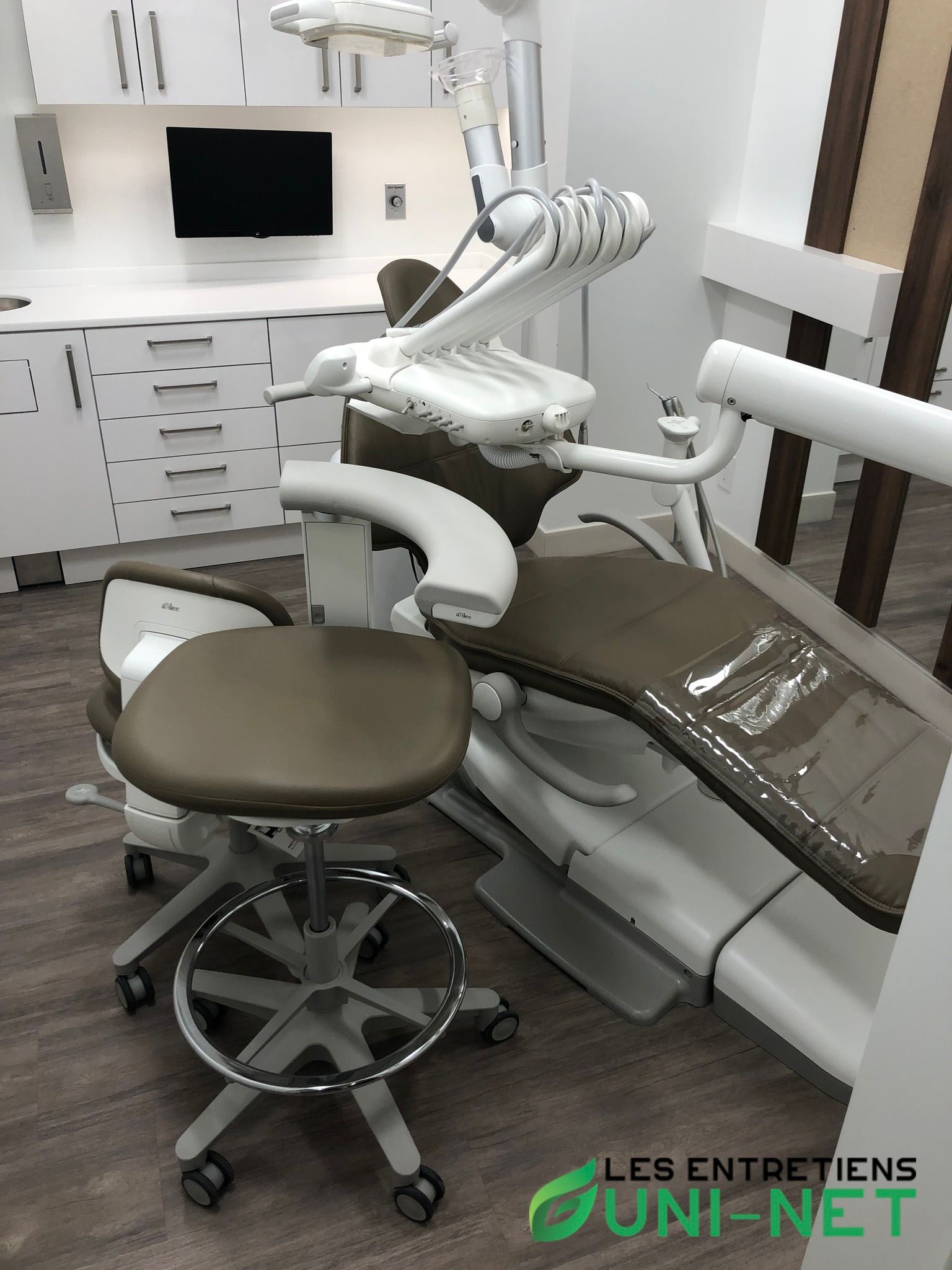 Fauteuil dentaire avec équipement intégré dans un cabinet dentaire moderne.