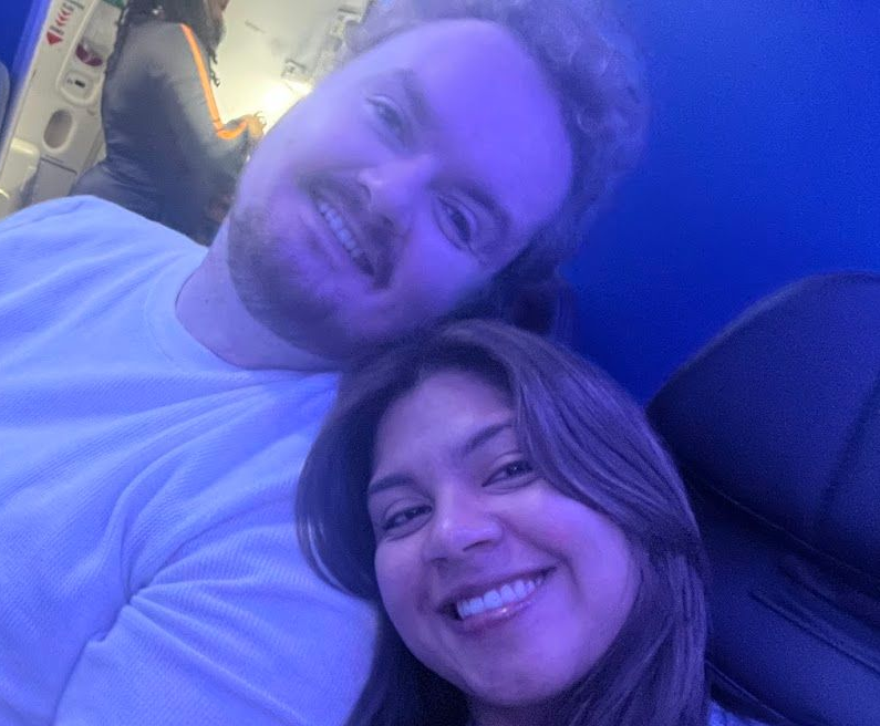 the owner of the smart packer sitting with his wife on a plane