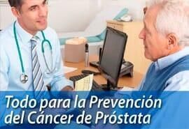 Un médico está hablando con un hombre mayor frente a una computadora.