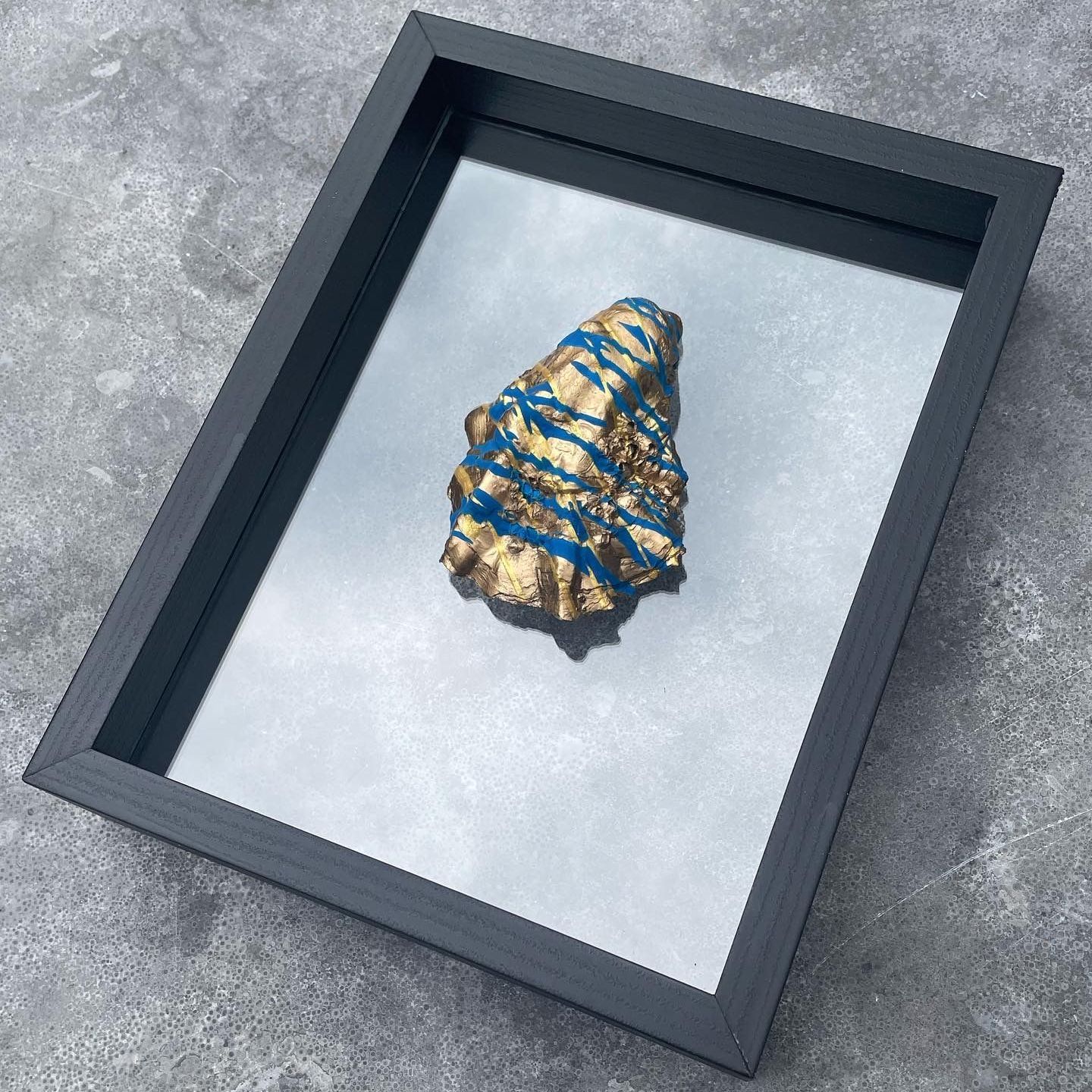 Oester
In houten lijstje
Handmade
Abstract