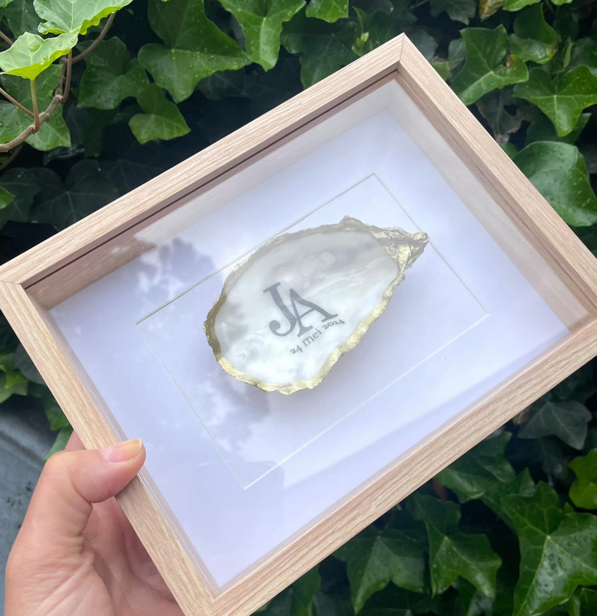 Oester
Handmade
In houten lijstje
Wedding