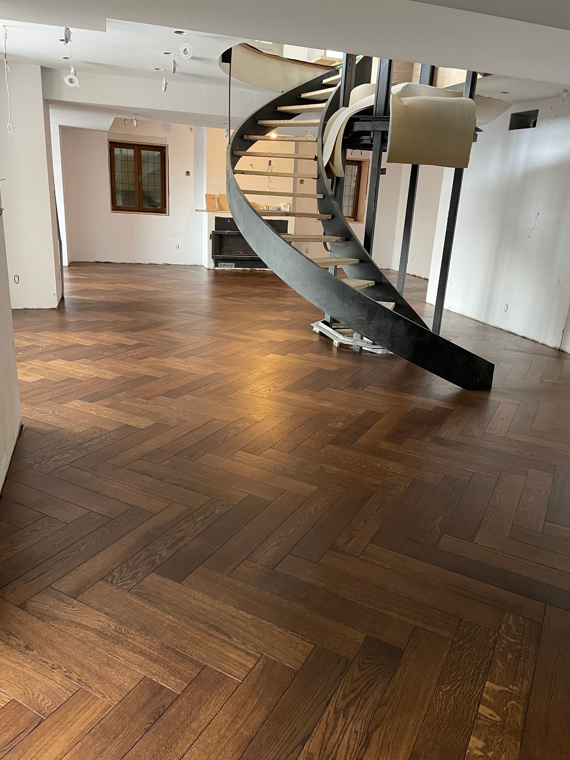 Il y a un escalier en colimaçon au milieu de la pièce.