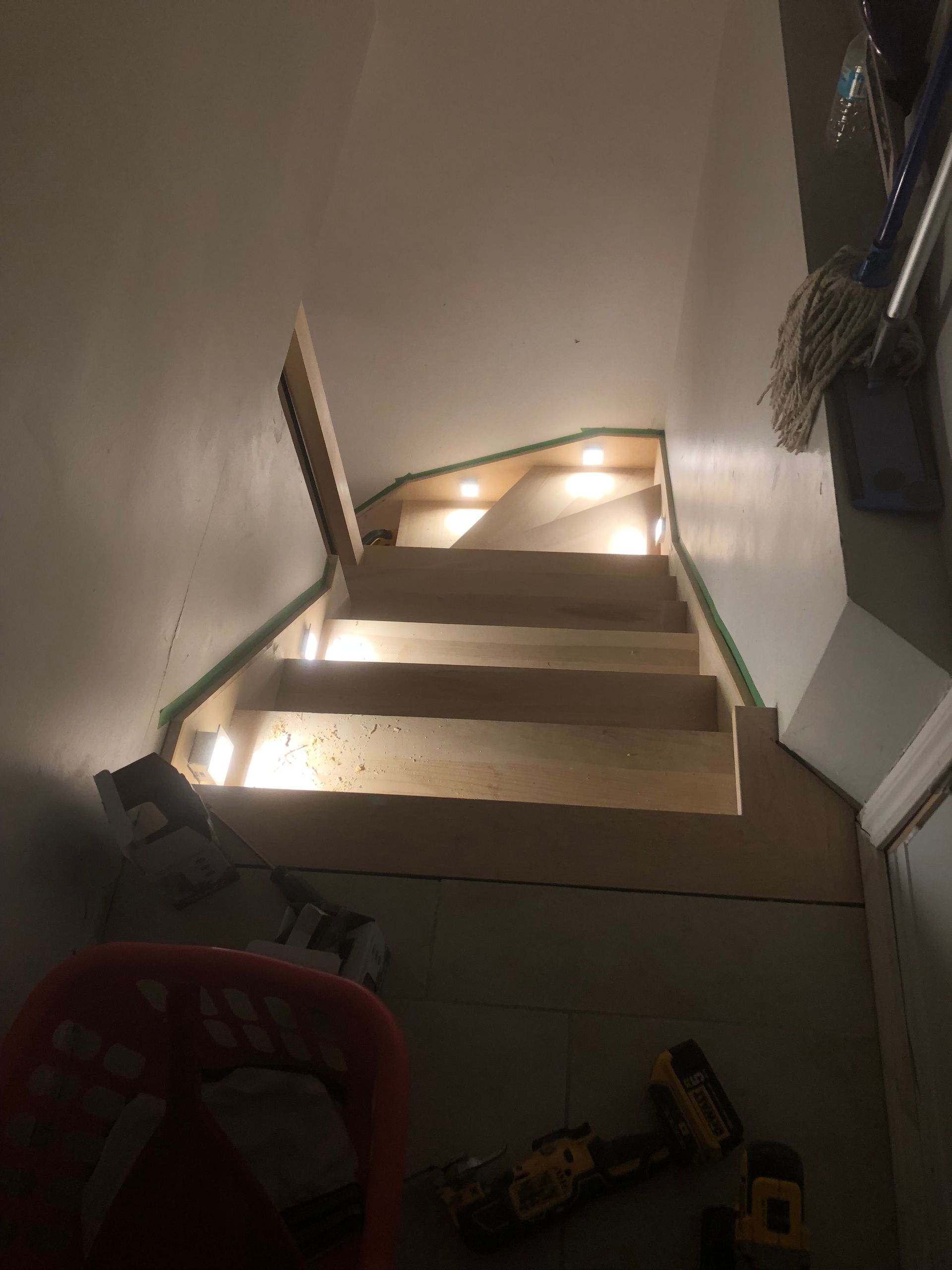Un escalier en bois avec des lumières dessus