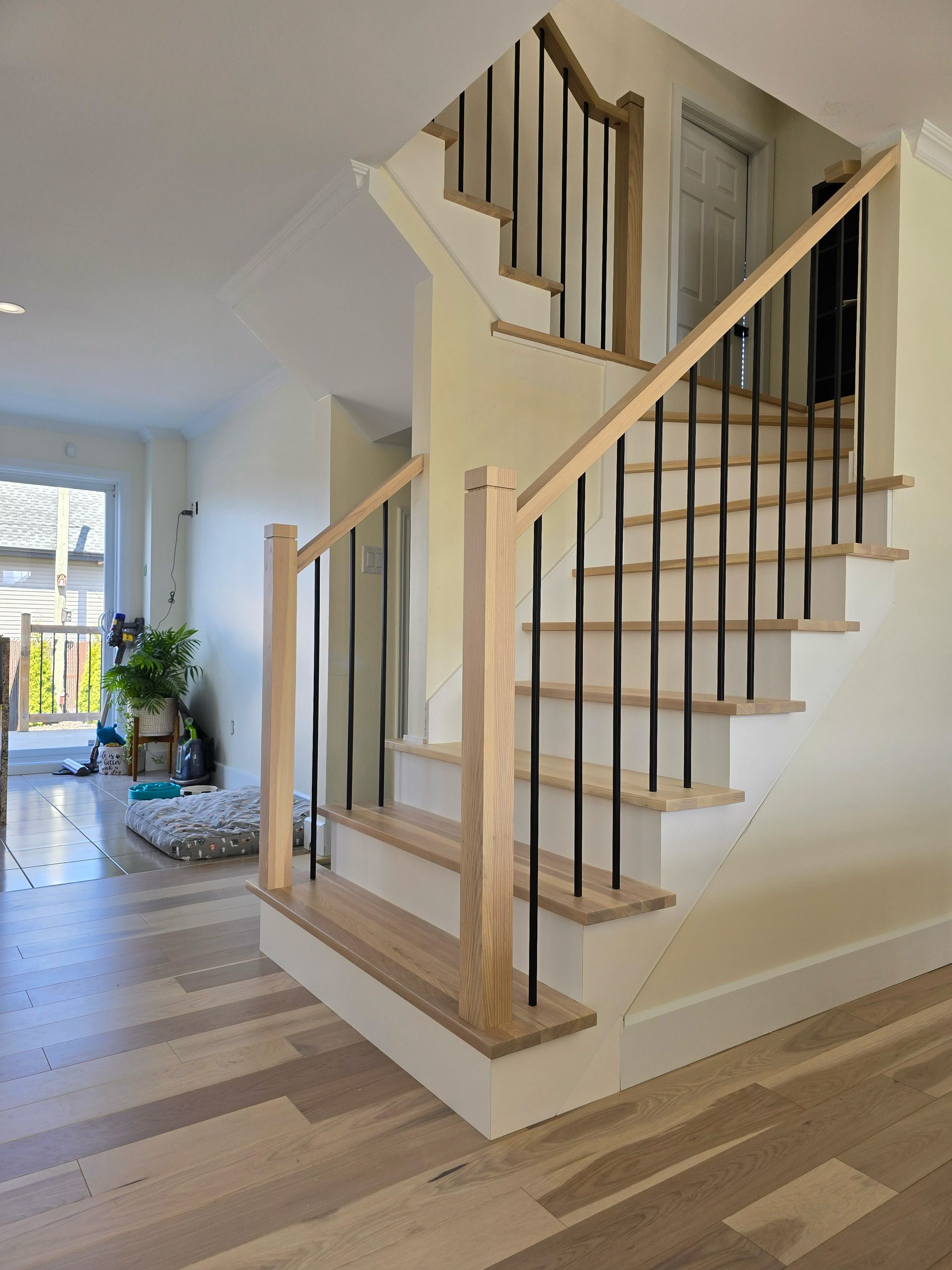 Un escalier en bois avec une rampe en métal dans une maison