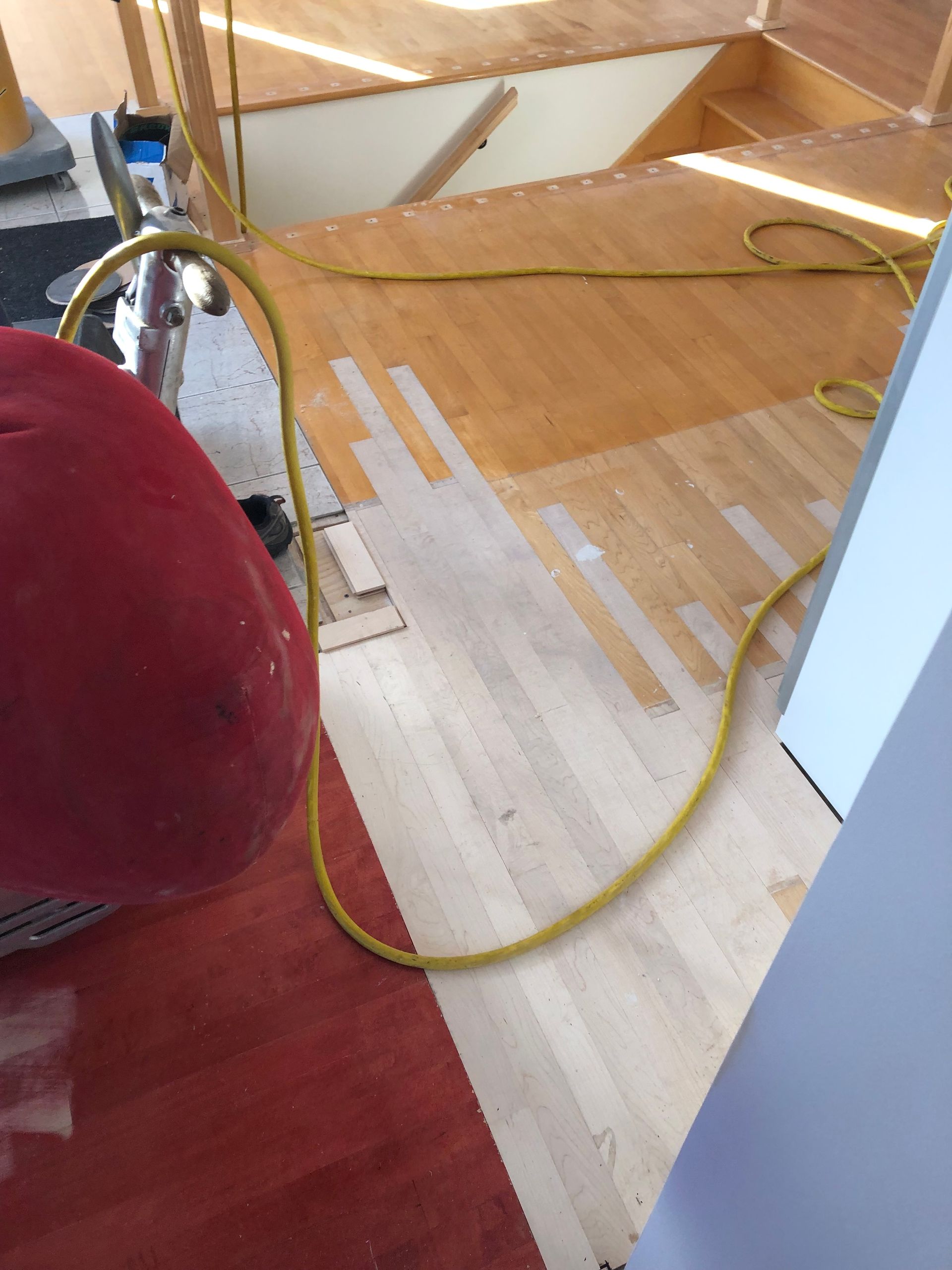 Un cordon jaune est relié à un plancher en bois