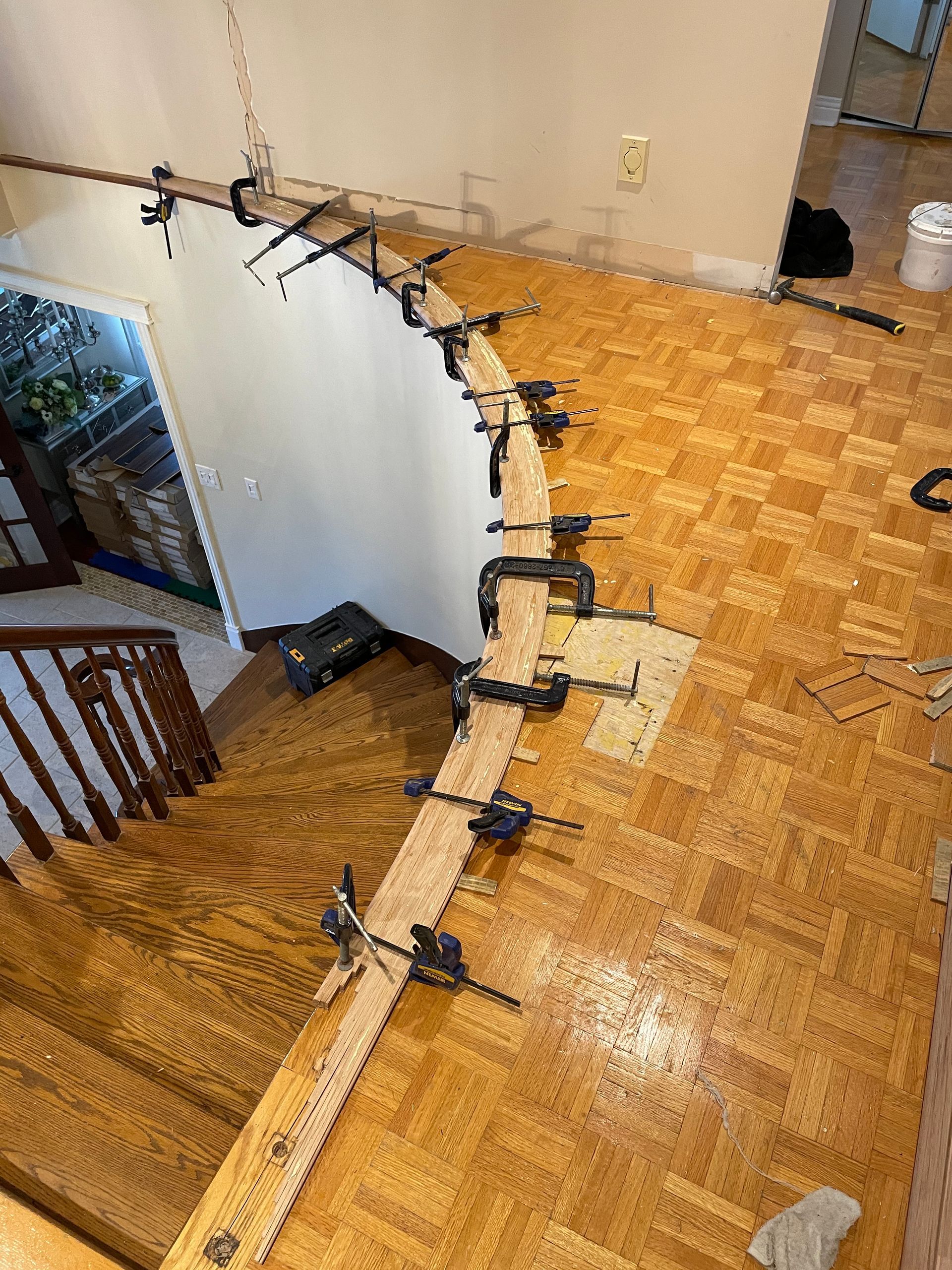 Un plancher en bois avec un tas de pinces dessus.