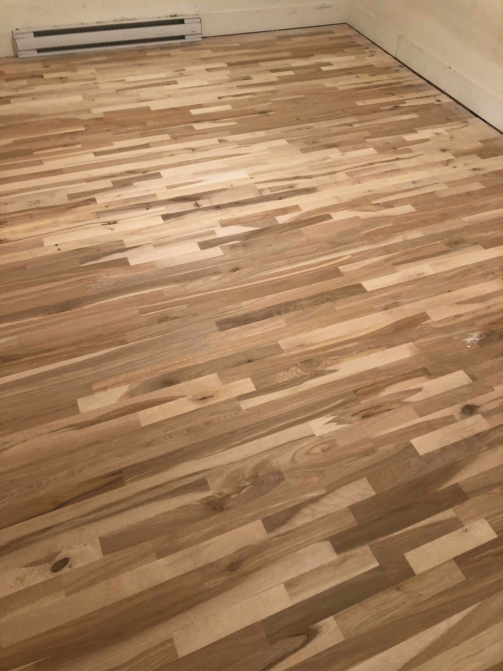 Une pièce avec du parquet et un radiateur.