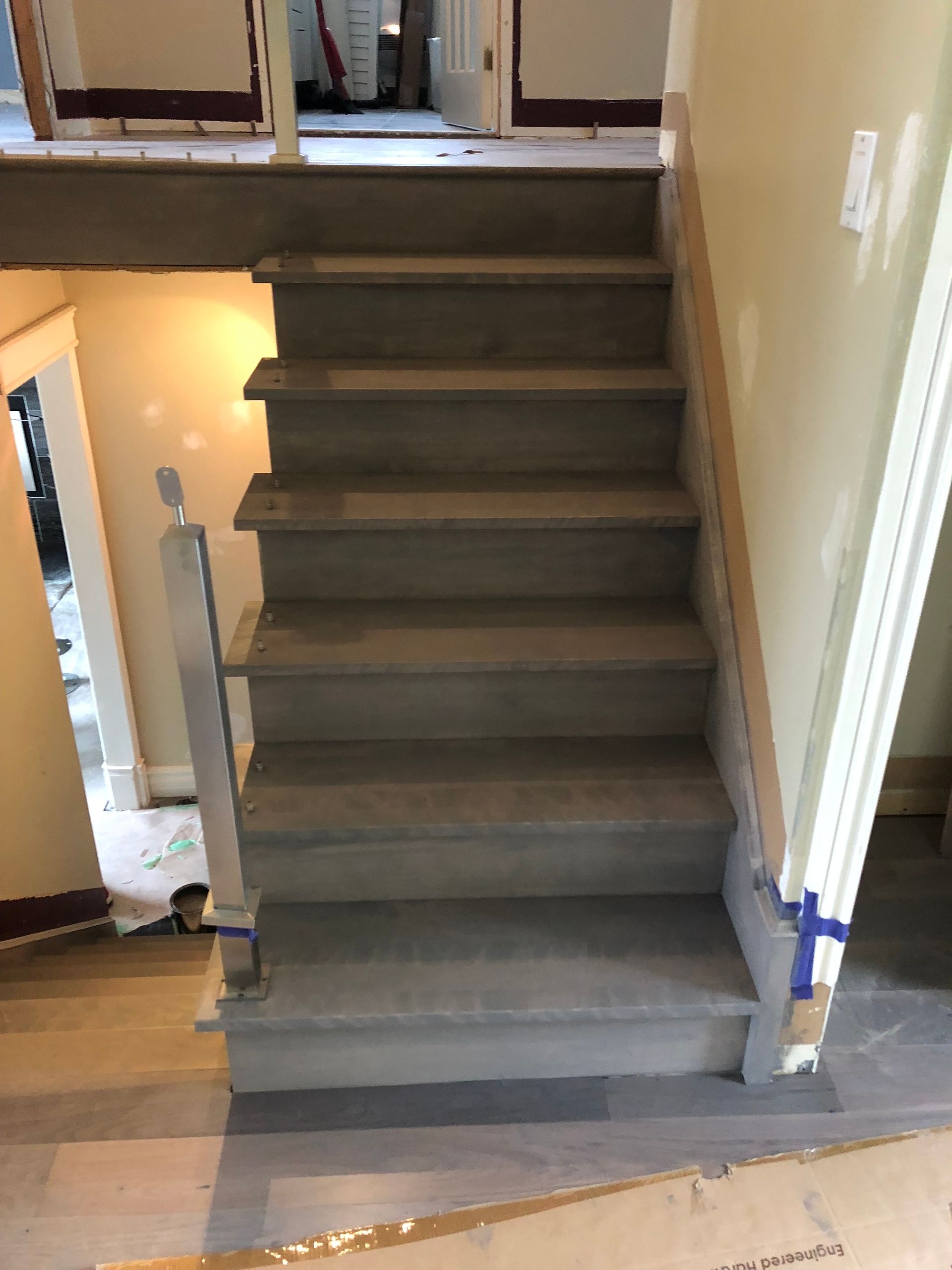 Un escalier est en cours de construction dans une maison.
