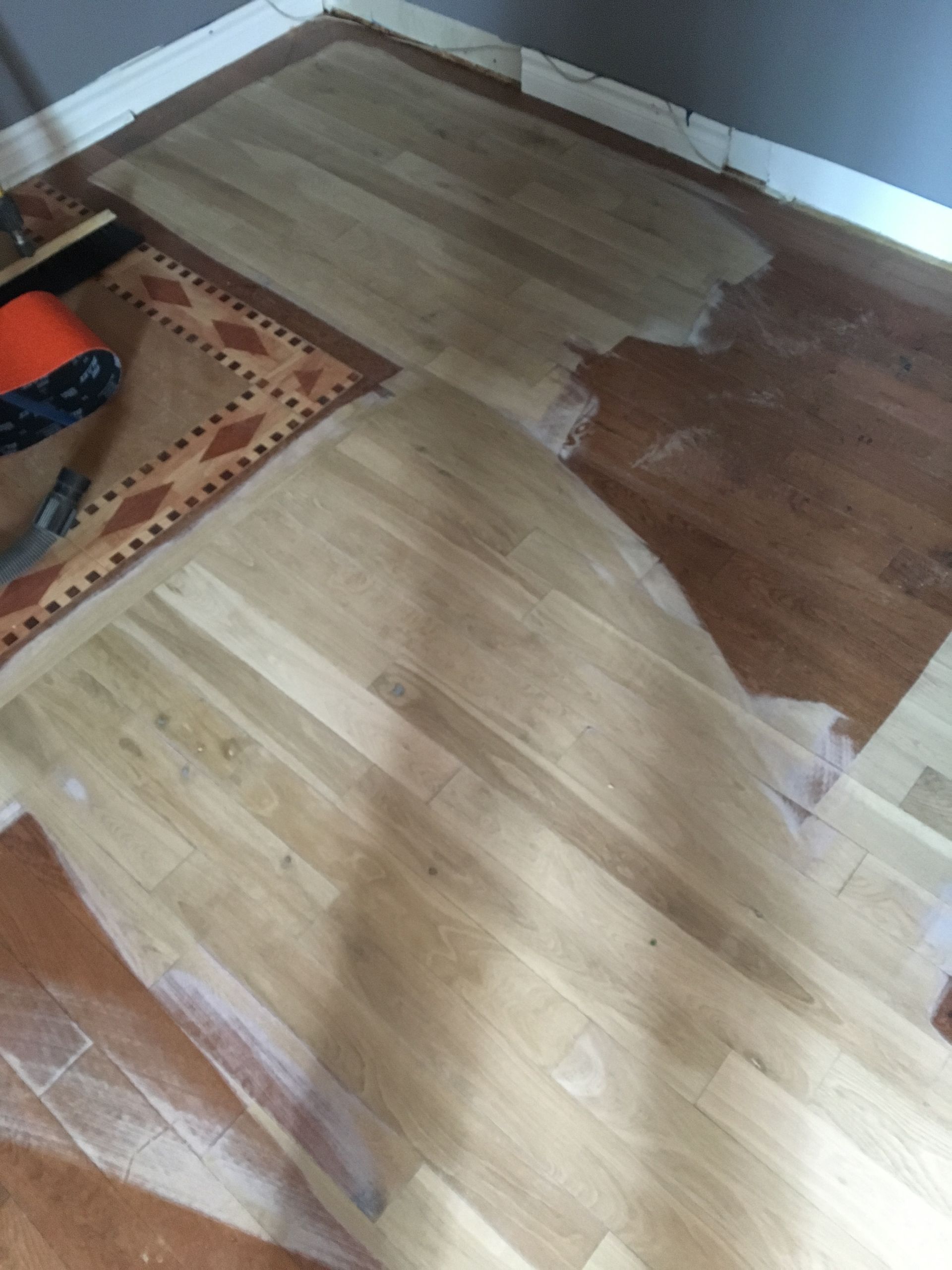 Un parquet est peint avec un aspirateur